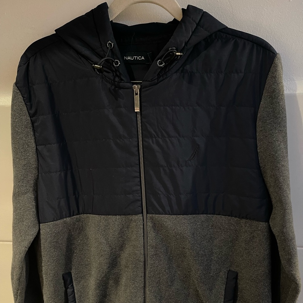 Men’s warm/comfortable original Nautica zip up hoodie in a size medium.